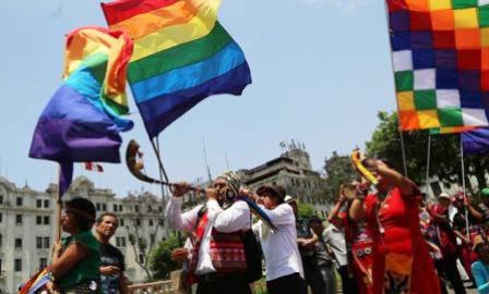 Miles de personas marchan por el medio ambiente en Perú